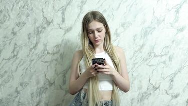 Глубокий минет брату: Сводный брат выебал сексуальную сестру увидев ее нюдсы в интернете