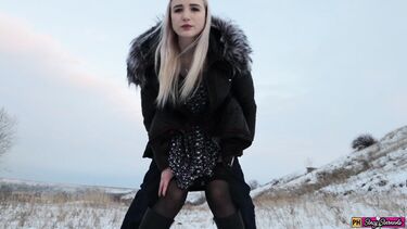 в спущенных штанах: Любительский секс на природе в зимнее время с русской блондой