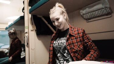 Stacy Starando: Легкодоступная русская попутчица сделала минет незнакомому парню в купе поезда