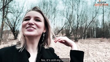 Социальный эксперимент русской блондинки блогерши закончился сексом в машине