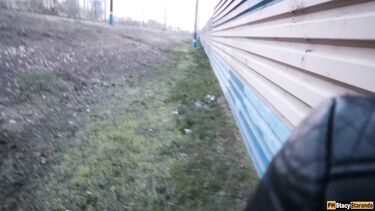 Парень кончил в трусики своей девушки после секса возле железной дороги