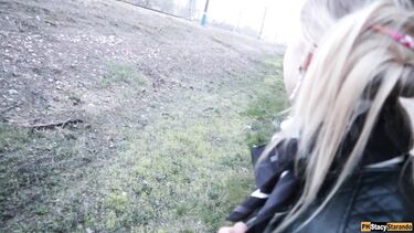 Парень кончил в трусики своей девушки после секса возле железной дороги