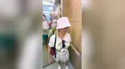 вызывает лифт в отеле