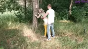 трахаю ее раком у дерева