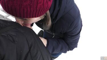 Отсасываю своему парню зимой в городском парке и глотаю сперму