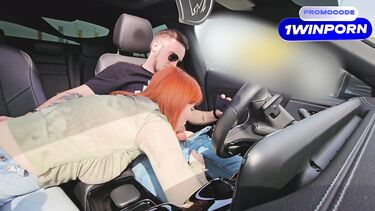 Глубокий слюнявый минет в Мерседесе и сперма в рот для рыжей подружки