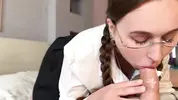 очкастая целка сосет член друга