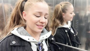 18-летняя русская девка потерялась и нашла пристанище на члене незнакомца