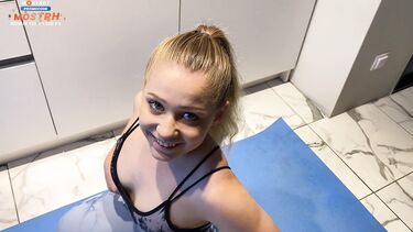 Тренер по йоге растягивает киску 18-летней русской красотке