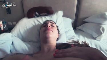Мужик кончил на татуированную спину Юнавёрс после домашнего секса