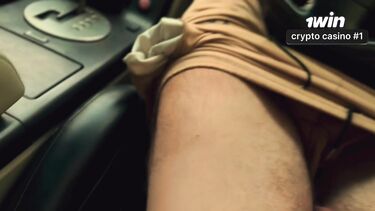 Влюбленная русская парочка занялась оральным сексом в машине у трассы