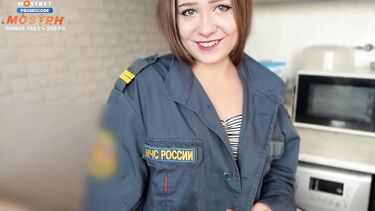 Спасатель МЧС России членом спасает молодую девку от сильного недотраха