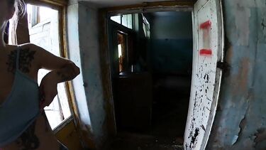 Экстремальная русская телка сосет в заброшке на экскурсии в Чернобыле