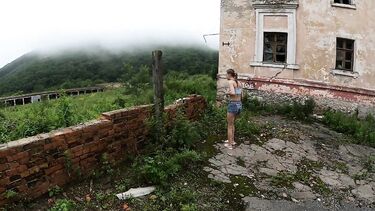 Экстремальная русская телка сосет в заброшке на экскурсии в Чернобыле