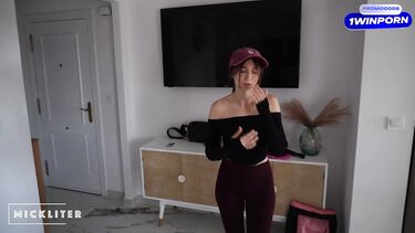 Vika_sun: Девушка курьер вынуждена сосать член клиента за съеденную ею пиццу