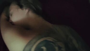Татуированная сучка допрыгалась на члене до кончи в пизде