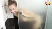 брат зашел в душ