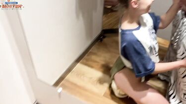 В примерочной: Блондинка сосет ствол в примерочной кабинке магазина