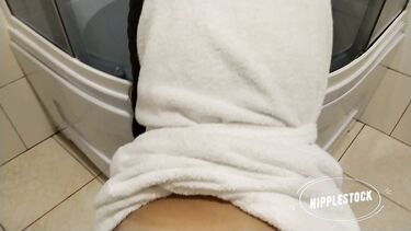 Парень трахнул в ванной комнате брюнетку и кончил ей на сиськи