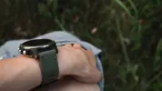 полез рукой под шорты девушки