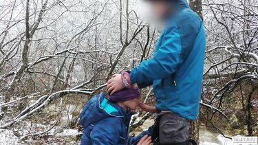 Телка с завязанными глазами сосет хуй зимой у горной реки