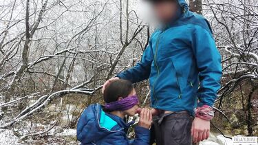 Телка с завязанными глазами сосет хуй зимой у горной реки