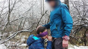 Телка с завязанными глазами сосет хуй зимой у горной реки