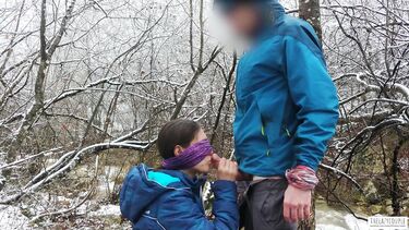 Телка с завязанными глазами сосет хуй зимой у горной реки