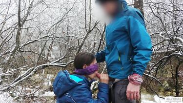 Телка с завязанными глазами сосет хуй зимой у горной реки