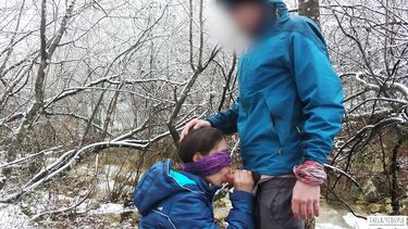 Телка с завязанными глазами сосет хуй зимой у горной реки