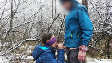 Телка с завязанными глазами сосет хуй зимой у горной реки