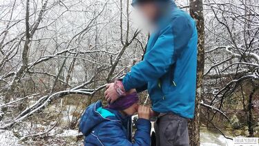 Телка с завязанными глазами сосет хуй зимой у горной реки