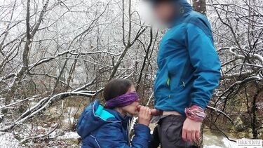 Телка с завязанными глазами сосет хуй зимой у горной реки