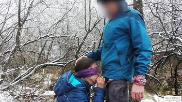 зимой: Телка с завязанными глазами сосет хуй зимой у горной реки