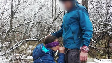 Телка с завязанными глазами сосет хуй зимой у горной реки