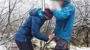 привел девушку с завязанными глазами к горной реке
