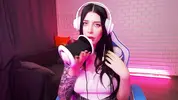 громко лижет языком двустороннюю секс игрушку
