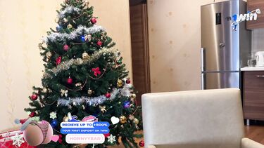 Сочно сосет хуй и трахается за новогодние подарки