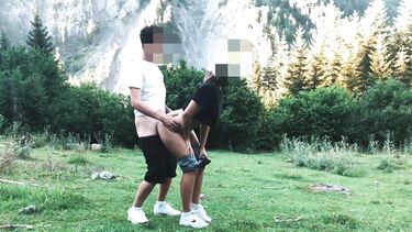 Студентка в лосинах и ее парень занялись любительским сексом на природе