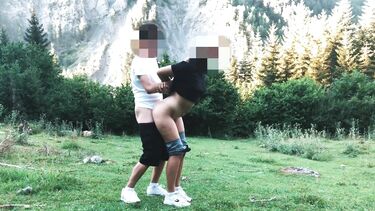Студентка в лосинах и ее парень занялись любительским сексом на природе