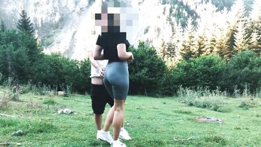 Студентка в лосинах и ее парень занялись любительским сексом на природе