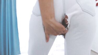 Good view couple: Телка порвала джинсы и села на стояк