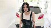 девушка автомеханик ремонтирует тачку