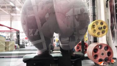 Анальная давалка растягивает руками пасть для ебли в глотку