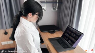 Наказывает секретаршу, пойманную на мастурбации на работе