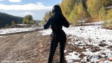 Голая русская красотка трахается в осеннем лесу с бойфрендом