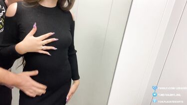 Застрял в лифте с соседкой и трахнул ее после минета