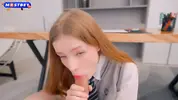 рыжая ученица сочно сосет хуй