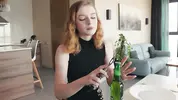 выпивает и по душам общается с женой друга