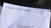 курьер принес посылку для слепого мужа